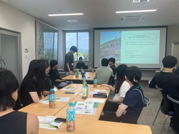 ２大学の学生がゼミ合宿で大信産業を企業研究